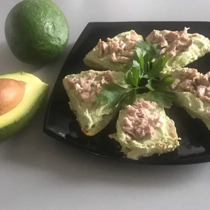 Тартинки с авокадо и печенью трески