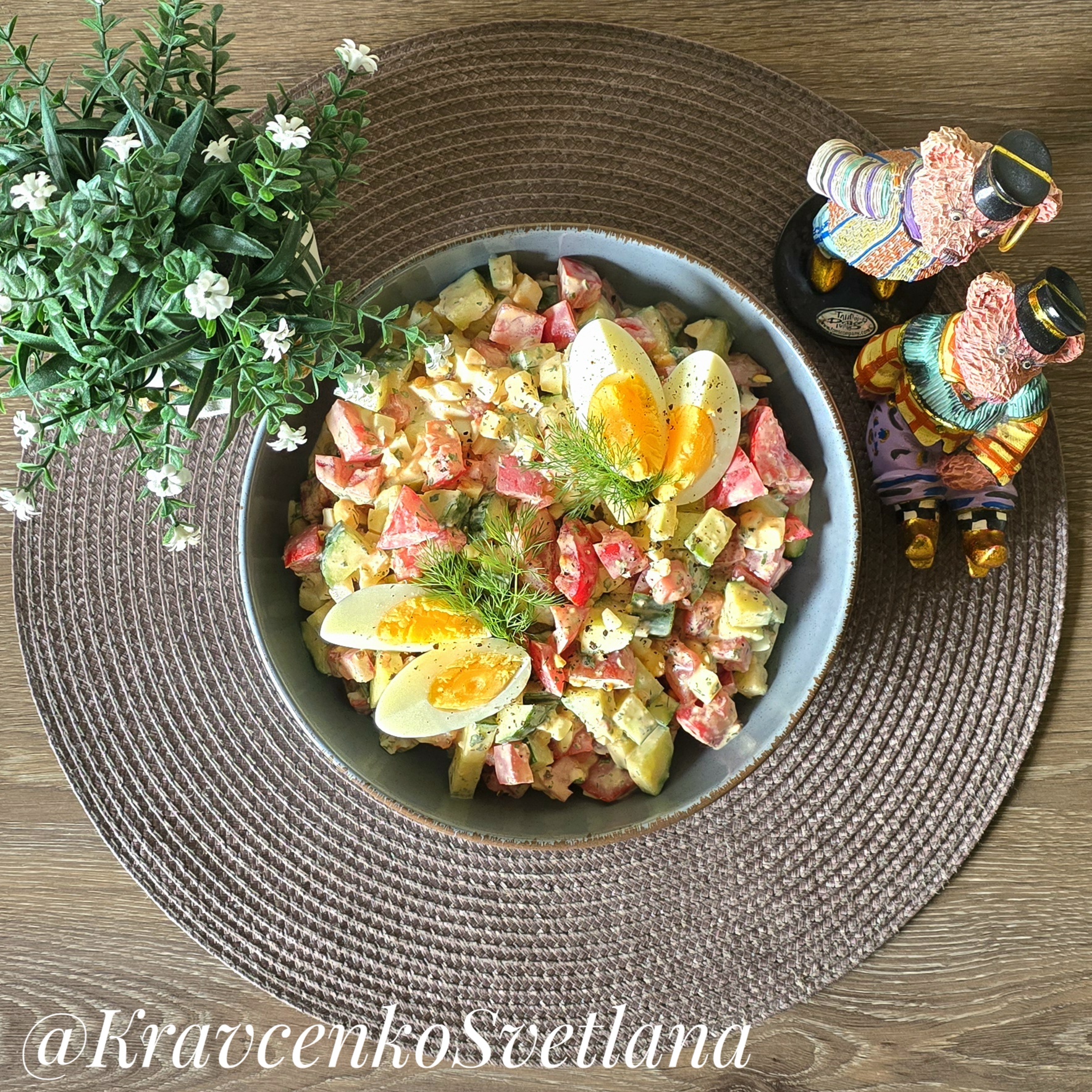 Салат из помидоров, огурцов и яиц