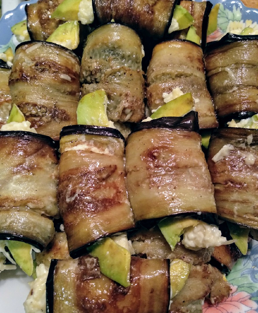 Рулетики из баклажанов с сыром и авокадо