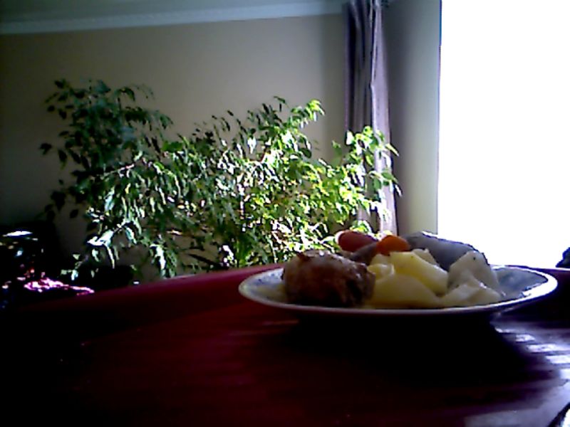 Картофель тушеный с колбасками и морковью