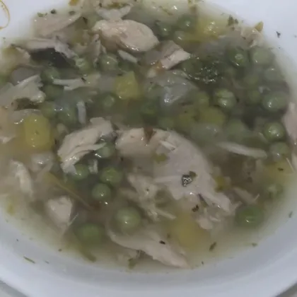 Тыквенно-куриный суп с зелёным горошком, мятой и сельдереем