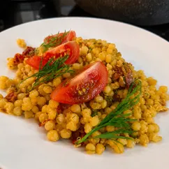 Птитим с беконом а-ля карбонара с копченым сыром, помидорами и вялеными томатами