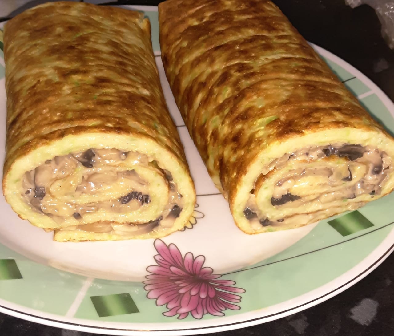 Кабачковый рулет с грибами и сыром