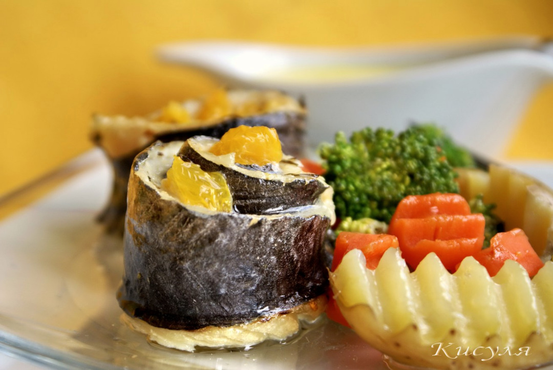 Рыбные рулетики с апельсиновым соусом