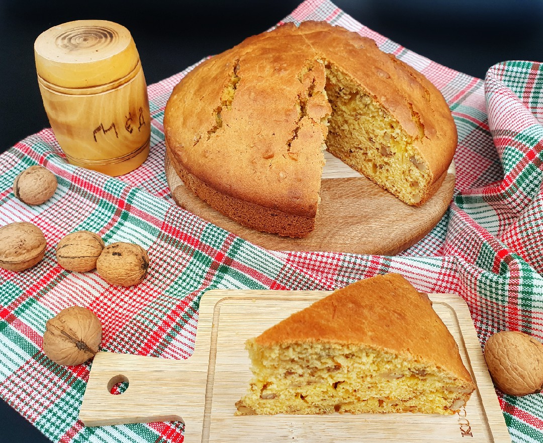 Тыквенный пирог с кукурузной мукой, медом и орехами