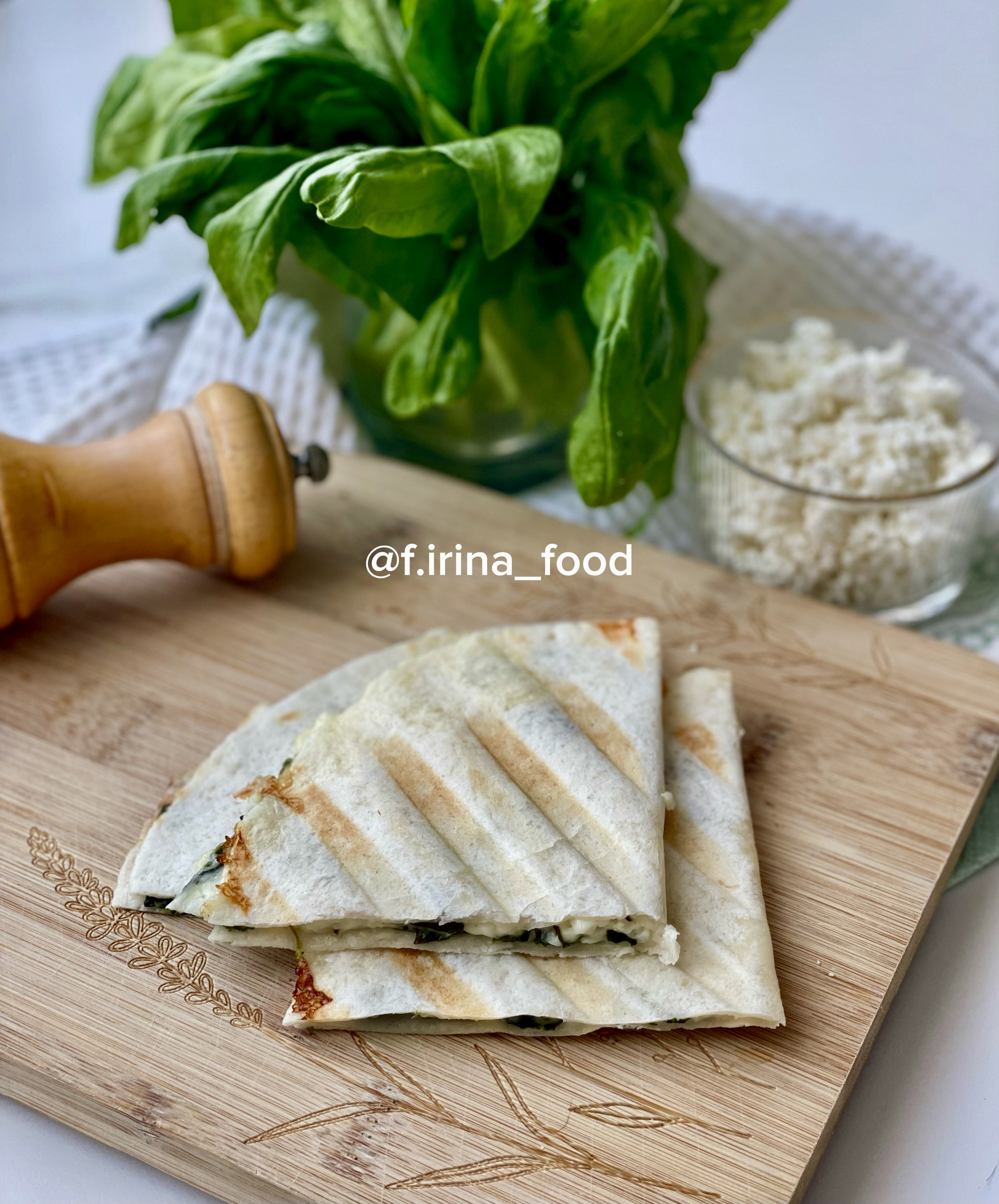 Тортилья с творогом, сыром и шпинатом 