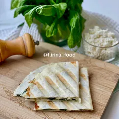 Тортилья с творогом, сыром и шпинатом 