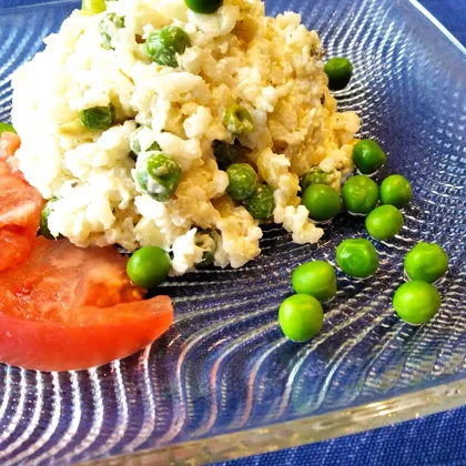 Салат с жареной рыбой и зеленым горошком