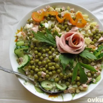 Салат с ветчиной и свежими овощами