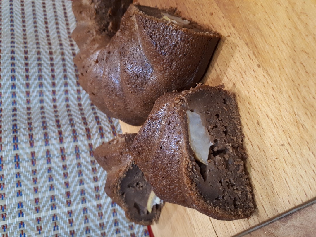 Шоколадный пирог с грушами