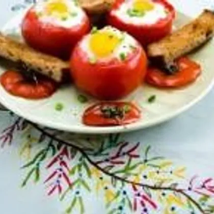 Яйца в помидорах - превосходный завтрак