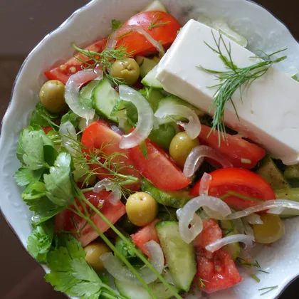 Летний салат с сыром и маринованным луком