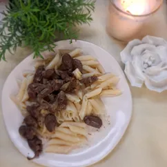 Куриные сердечки на сковороде с луком