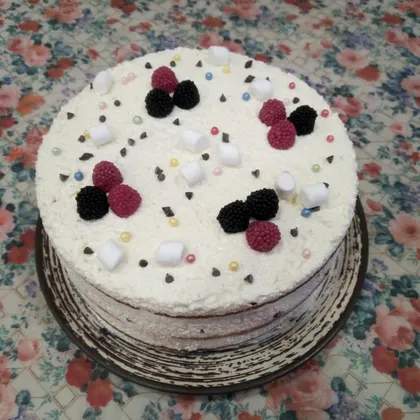 Простой бисквитный торт с творожным кремом и клубникой