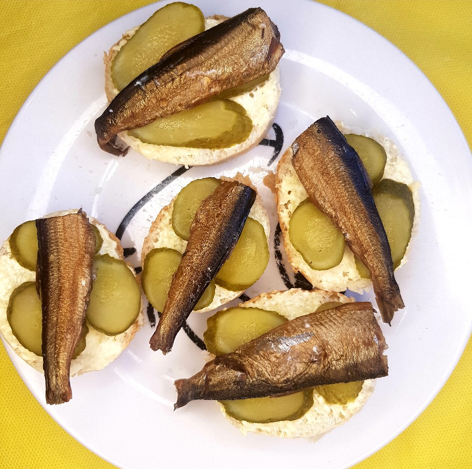 Бутерброды со шпротами и маринованными огурчиками