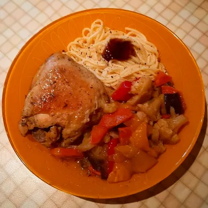 Жареное куриное бедро с рагу из овощей и спагетти
