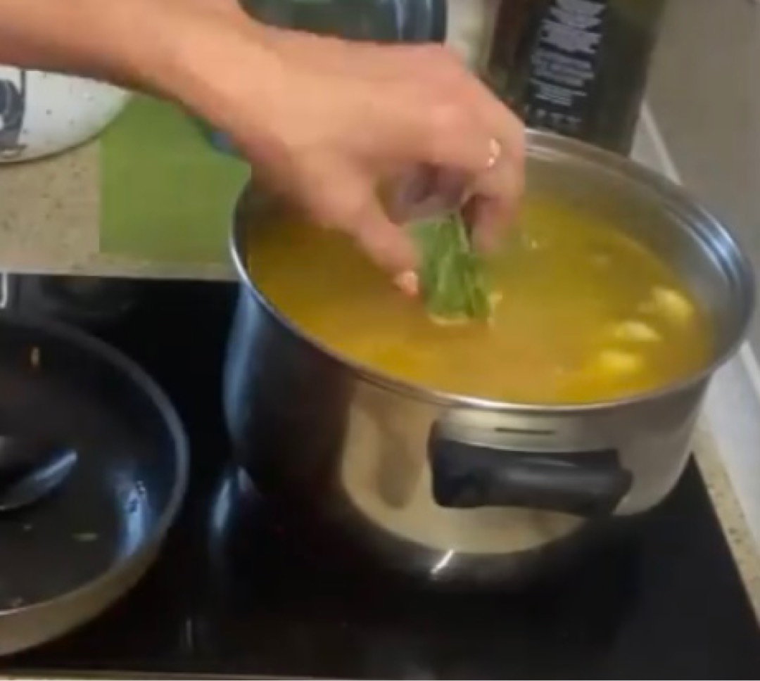 Куриный суп с чесночными галушками