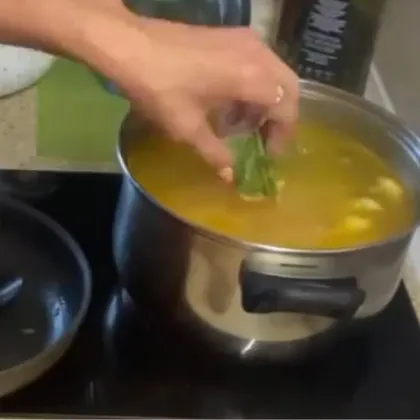 Куриный суп с чесночными галушками