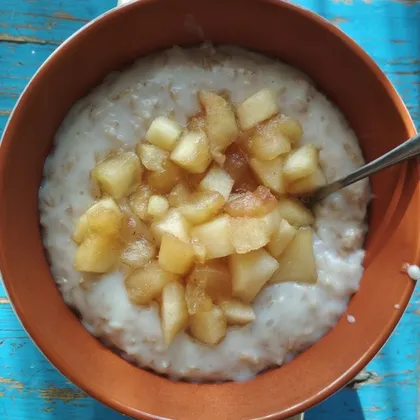 Овсяная каша с яблоками