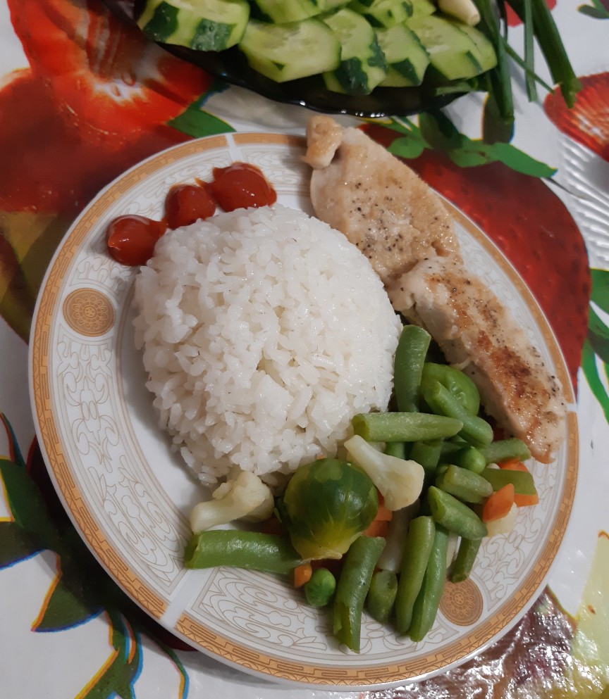 Грудка на гриле с овощами и рисом