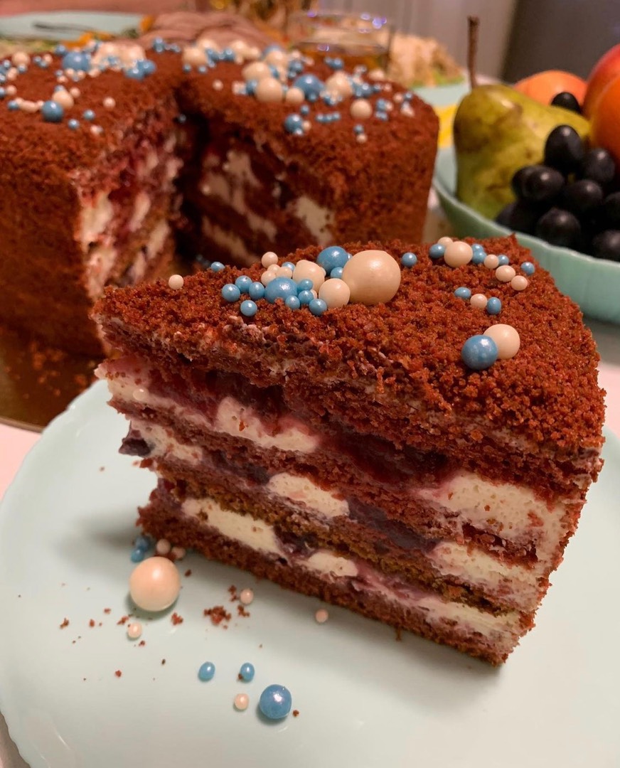 Торт «Красный бархат» с вишней и кремом чиз