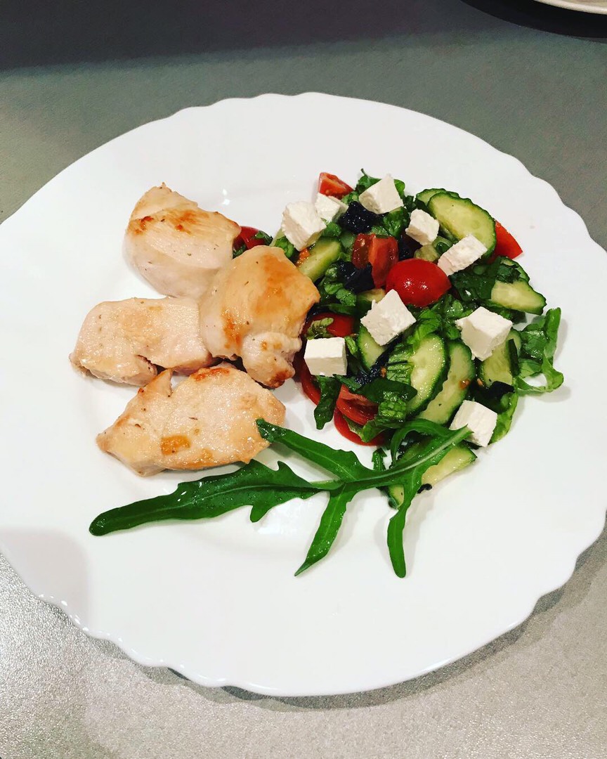 Салат с рукколой и куриной грудкой
