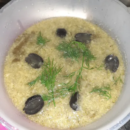 Суп-пюре из брокколи с маслинами и щавелем