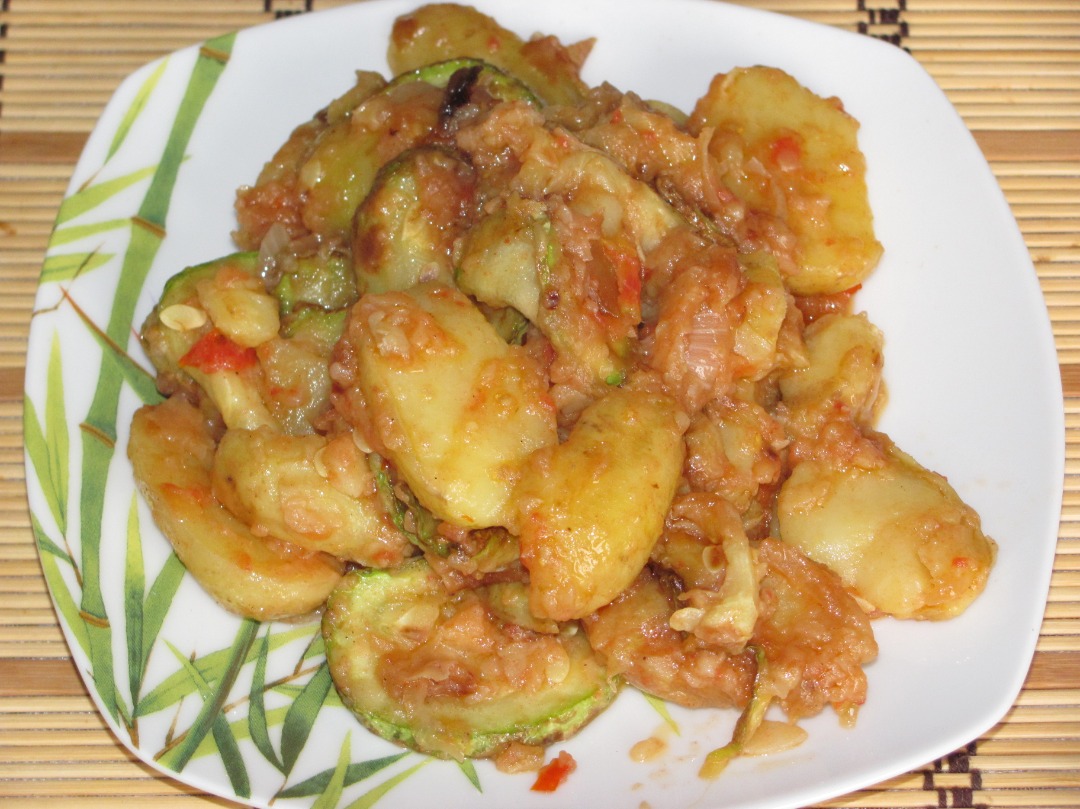 Кабачки с молодым картофелем в томате
