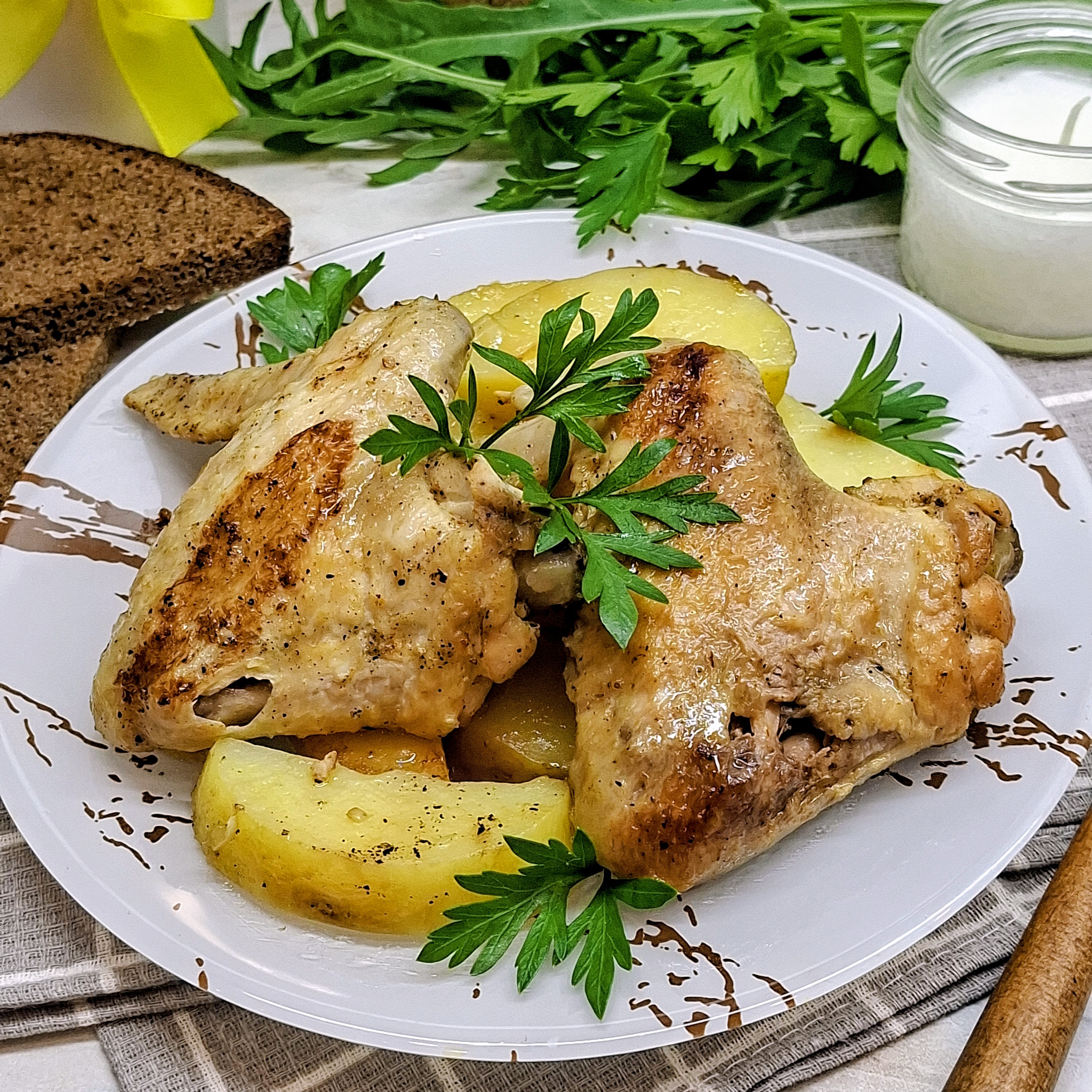 Куриные крылышки с картошкой на сковороде
