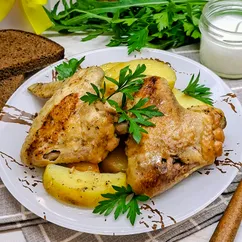 Куриные крылышки с картошкой на сковороде