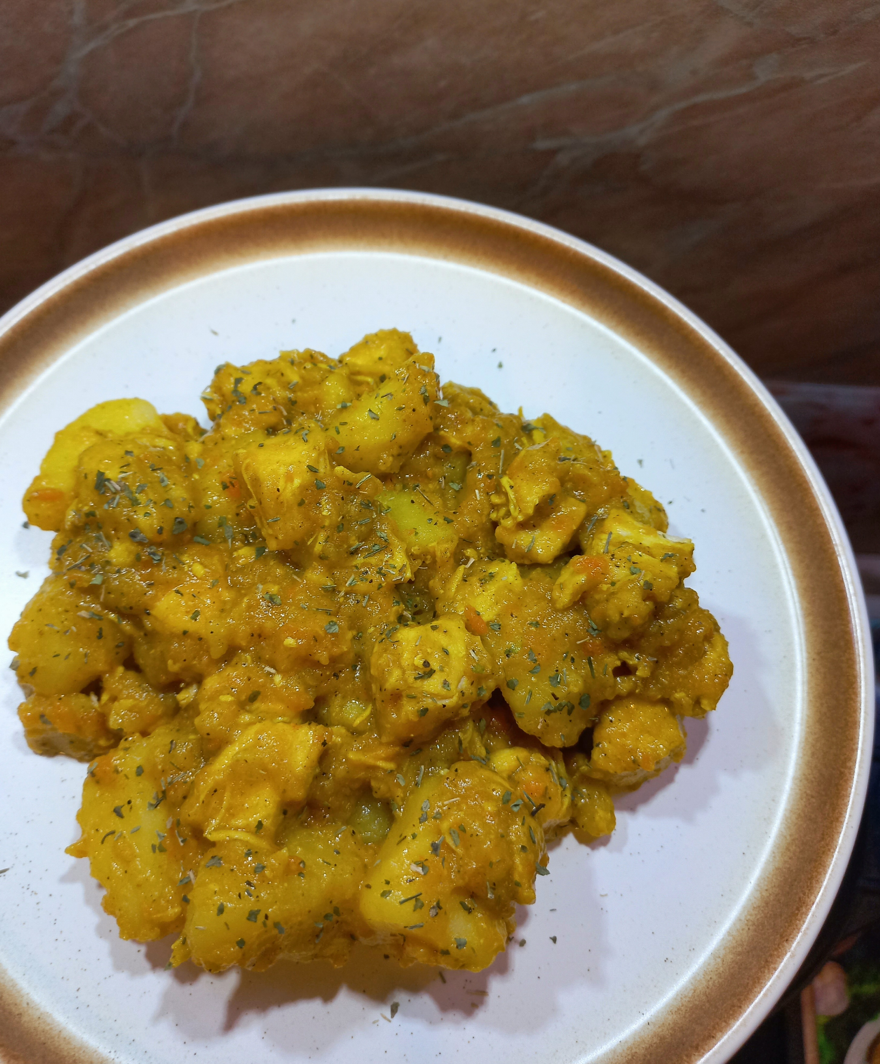 Тушеный картофель с овощами и курицей