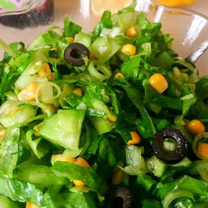 Зеленый салат с кукурузой и маслинами