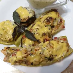 Лодочки из кабачков фаршированные курицей с овощами