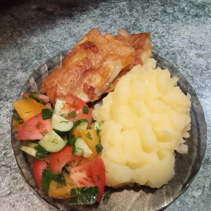 Филе тилапии в кляре с овощным салатом и картофелем