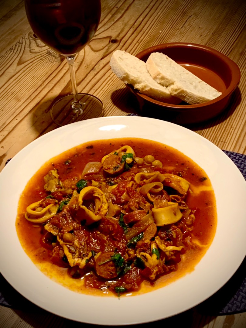 Кальмары по-испански с чоризо в томатном соусе