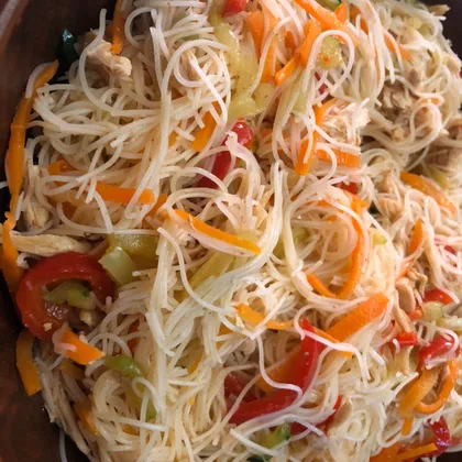 Салат Фунчоза с овощами и курицей