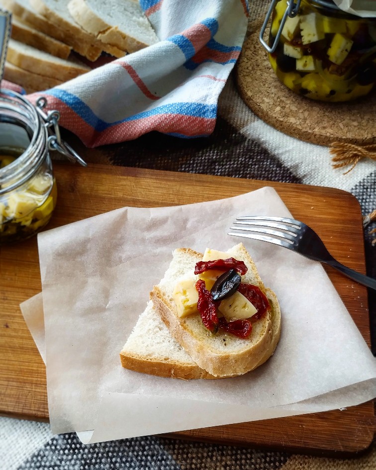 Маринованный сыр с вялеными помидорами и маслинами