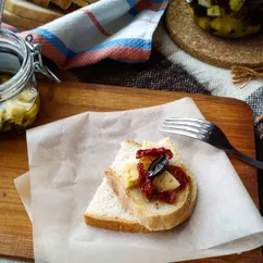 Маринованный сыр с вялеными помидорами и маслинами