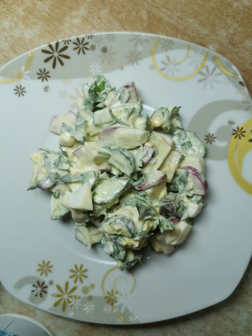 Салат с редисом, огурцом и яйцом