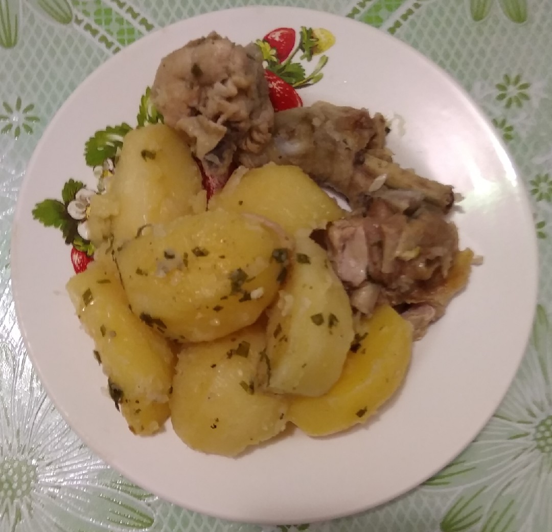 Тушёные голени с картошкой