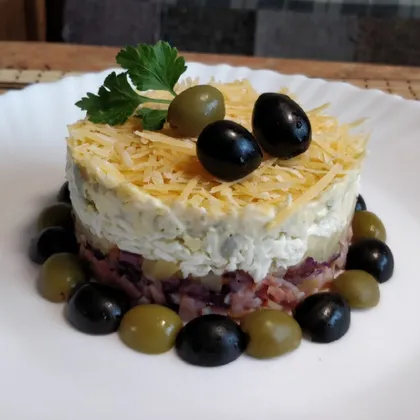 Салат с курицей и ананасами