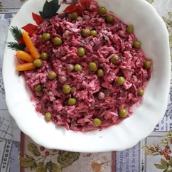 Свекольный салатик с чесночком, сыром и зеленым горошком🥗🍴