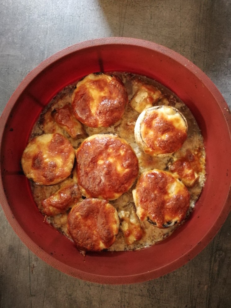 Шампиньоны фаршированные соусом бешамель под сырной шубой