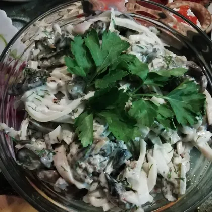 Салат с кальмаром и жареными грибами