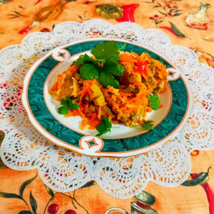 Минтай с овощами на сковороде