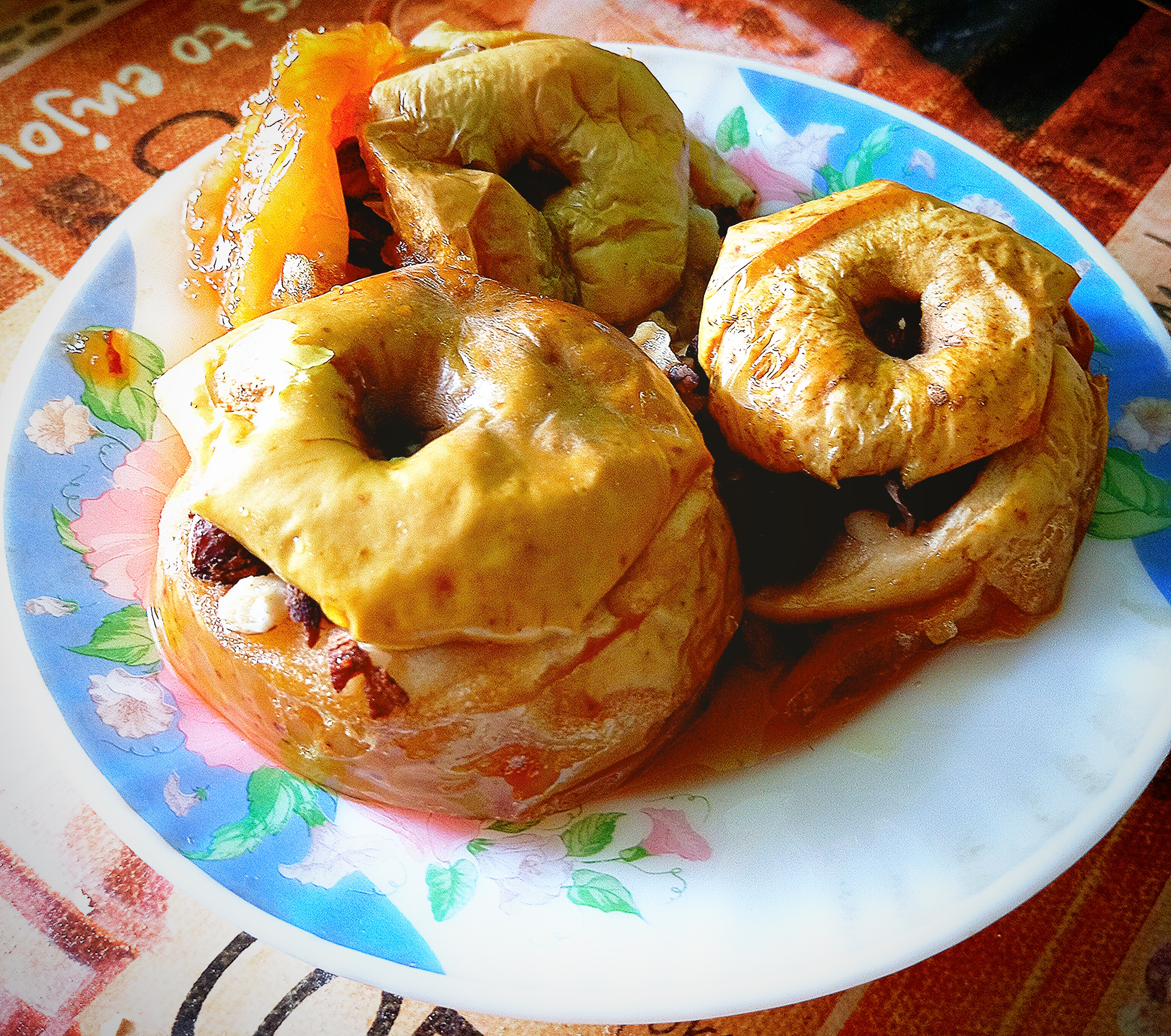 Яблоки запечённые с медом и орехами