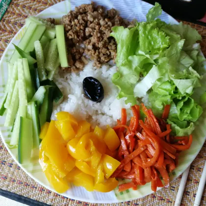 Рис с мясом и овощами типа пибимпап (кор. 부븸밥)