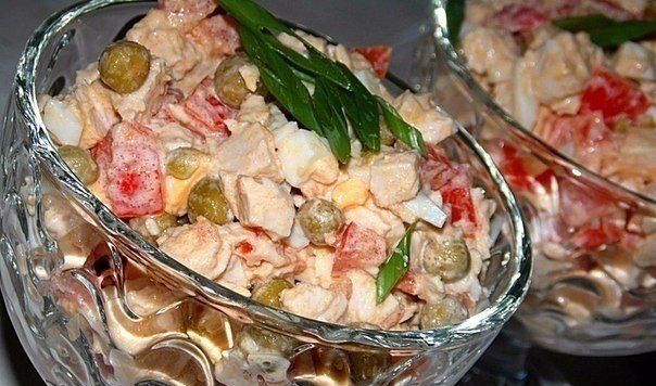 Салат с куриной грудкой и зеленым горошком