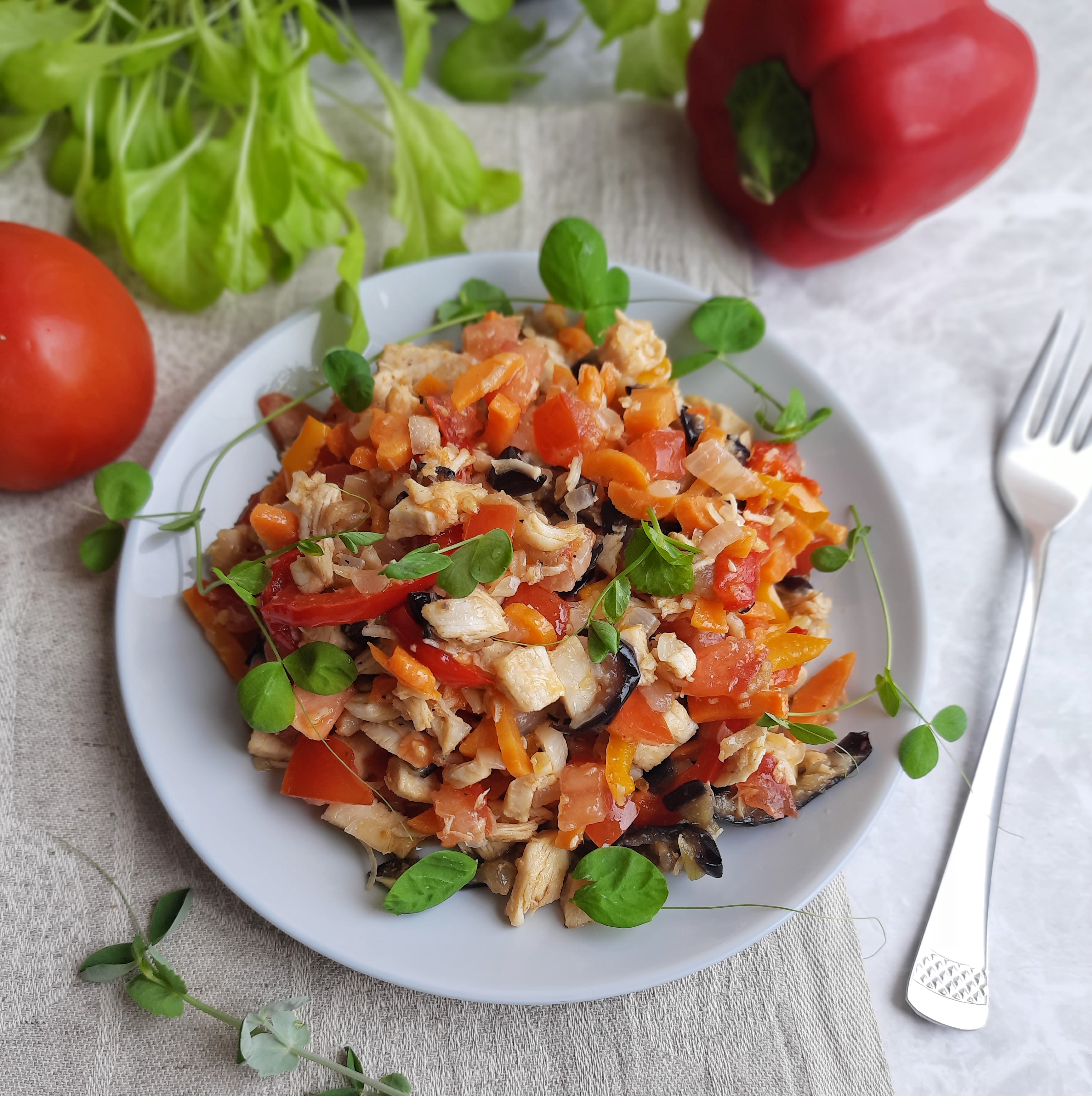 Салат с курицей и овощами