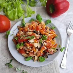 Салат с курицей и овощами